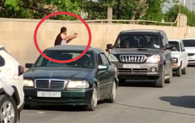 Avtomobillərə “silah” tuşlayan şəxsin kimliyi bilindi - VİDEO