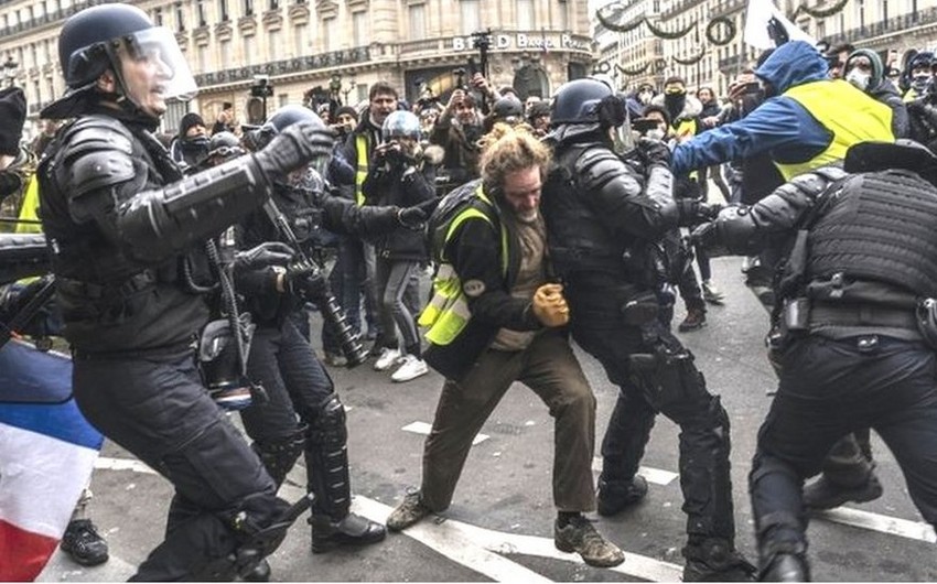 Fransada polis tələbələrin etiraz aksiyasını dağıdıb