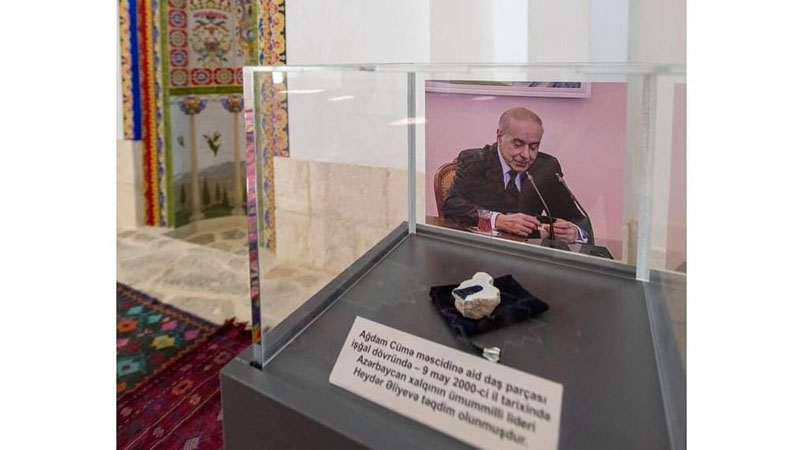 Heydər Əliyevə Ağdam Cümə məscidinin daş parçasını hədiyyə edəndə gözləri yaşardı - VİDEO