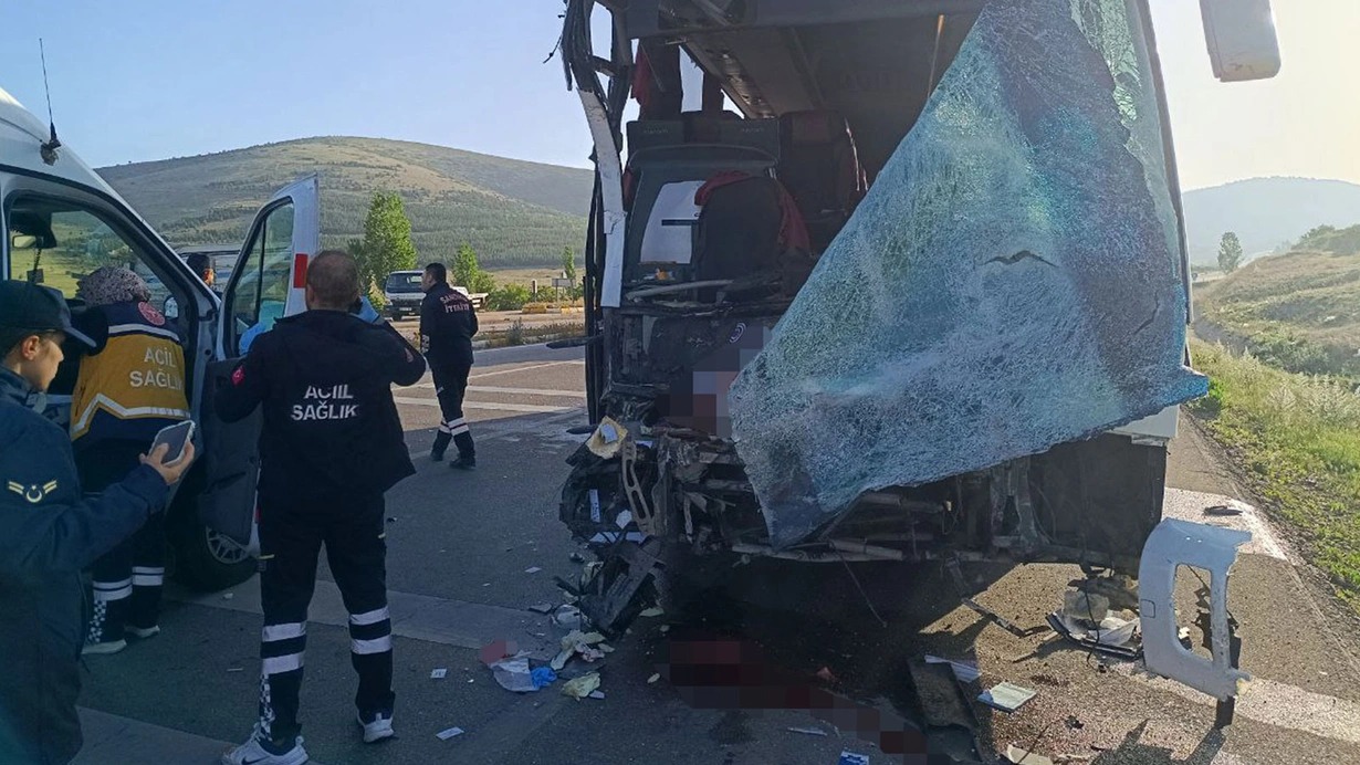 Sərnişin avtobusu ilə yük maşını toqquşdu, ölən və yaralananlar var