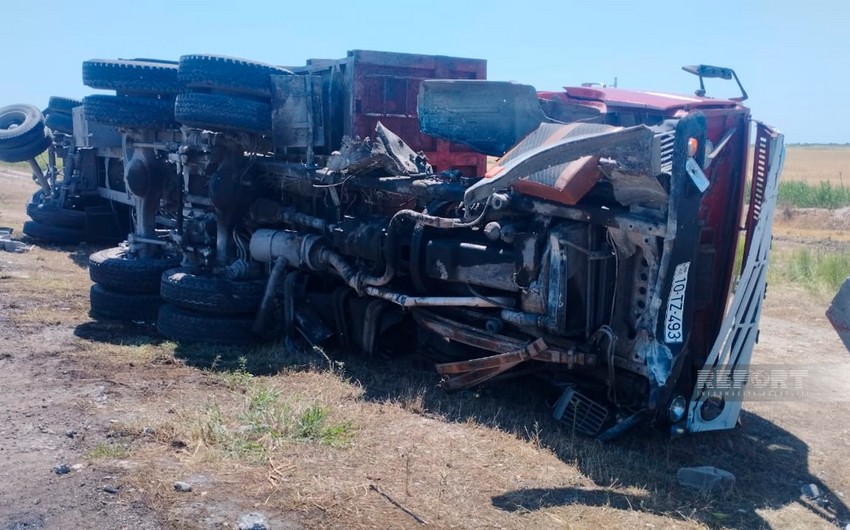 Kürdəmirdə “KamAZ” aşıb, ölən var