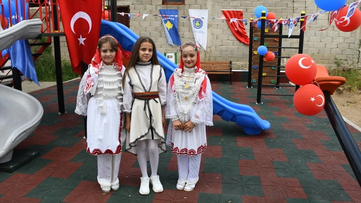 Türk əsgərləri kosovalı uşaqlar üçün oyun meydançası yaratdı