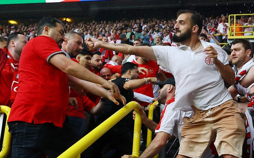 Almaniyada gürcüstanlı və türkiyəli azarkeşlər dava edib - FOTO