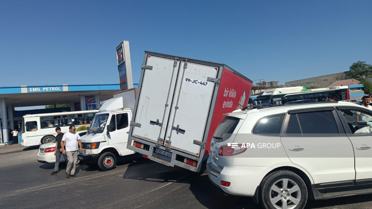 Bakıda zəncirvari qəza olub, yolda tıxac yaranıb - FOTO