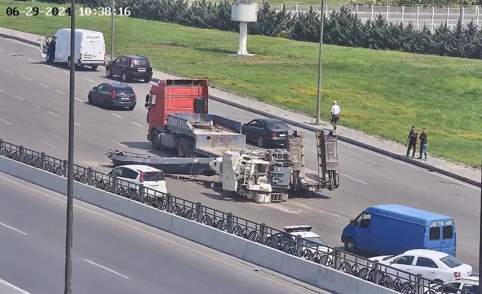 Bakıda yük avtomobilinin üzərində olan texnika magistral yola düşdü - FOTO