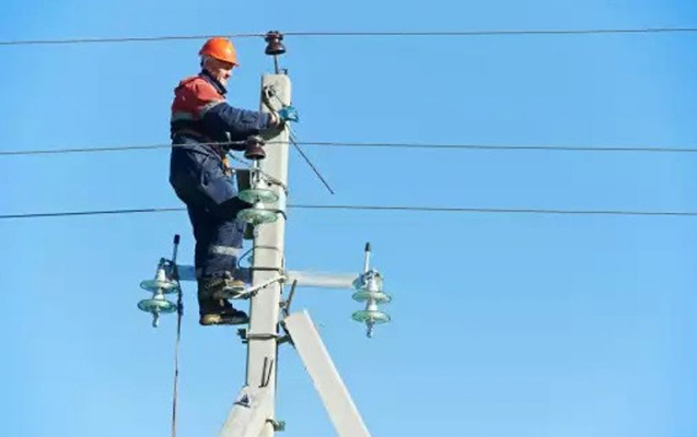 Elektrik dirəyi qırıldı - Yerə yıxılıb öldü