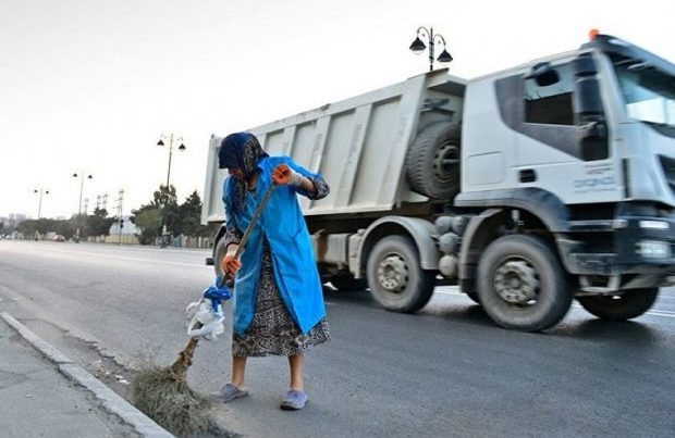 Süpürgəçini maşın vuraraq öldürdü