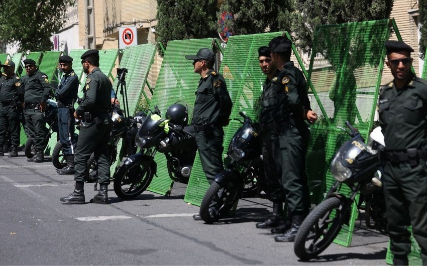 İranda polis əməkdaşlarına hücum olub, zabit ölüb