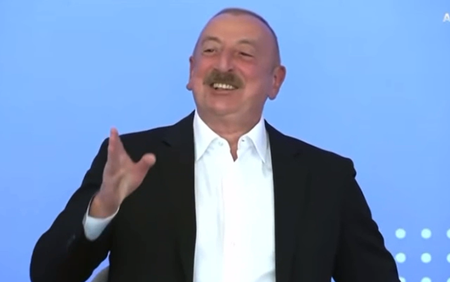 Prezidenti güldürən həmin təqdimat - Video