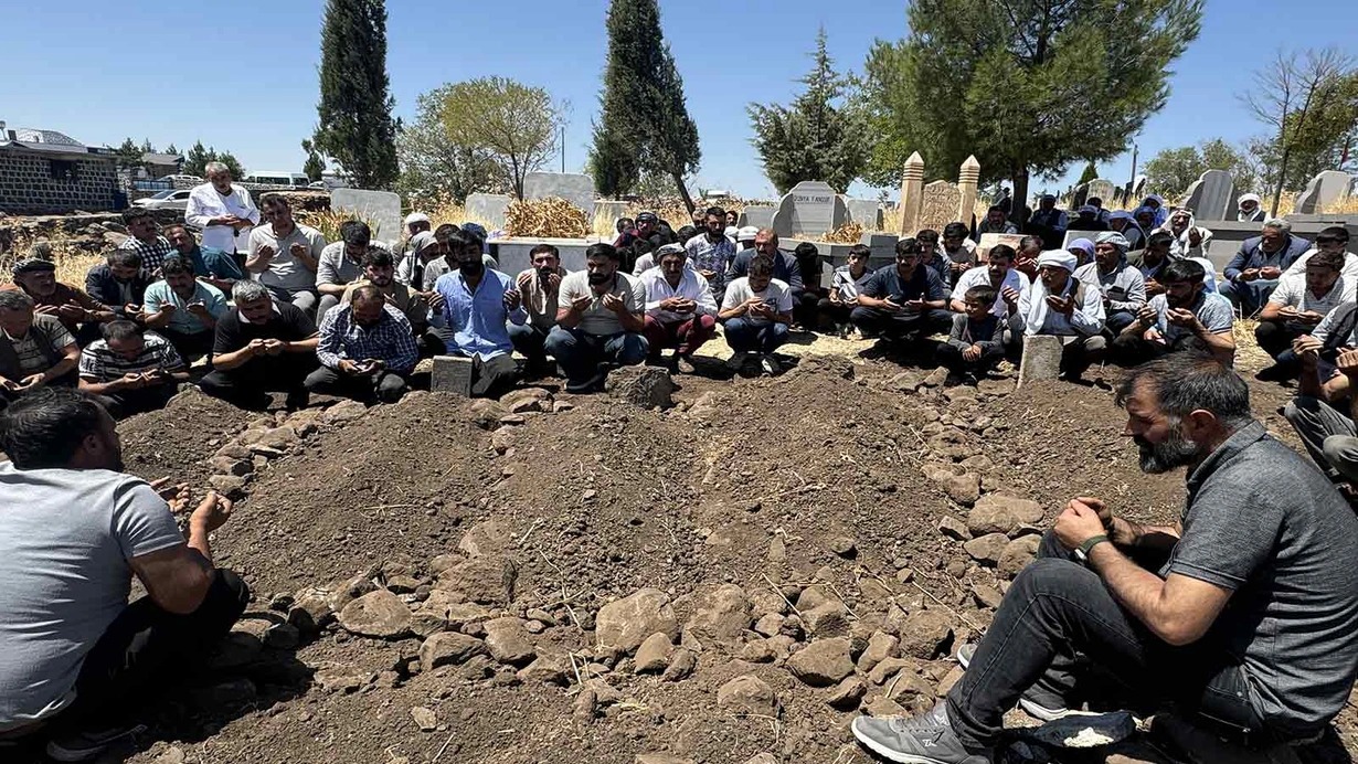 Qəzada ölən 5 uşaq yan-yana basdırıldı