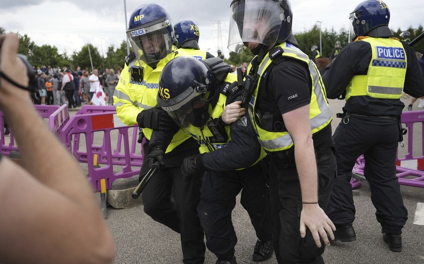 Britaniyada polislə toqquşma zamanı yüz nəfər saxlanılıb