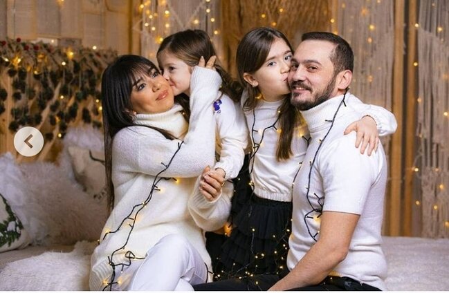 Emil Bədəlov yeni doğulan qızının üzünü göstərdi  - FOTO