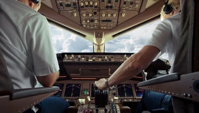 Pilot uçuş zamanı huşunu itirdi - 225 sərnişini daşıyan təyyarə məcburi eniş etdi