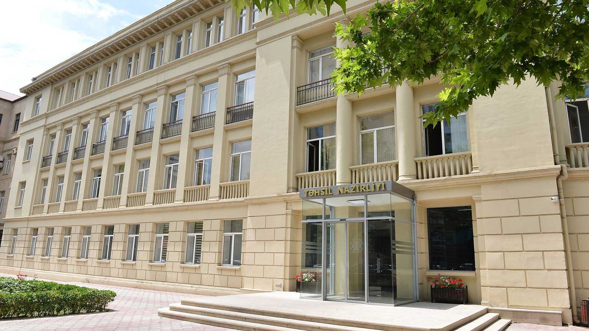 Rəsmi dövlət qəzeti Elm və Təhsil nazirliyini sərt tənqid etdi - FOTO