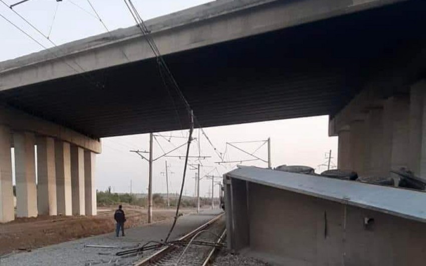Şabranda yük maşını körpüdən aşdı, iki nəfər öldü