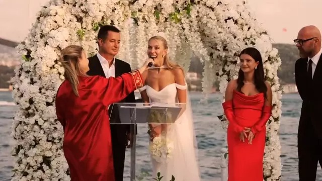 İlk işi soyadını dəyişmək oldu