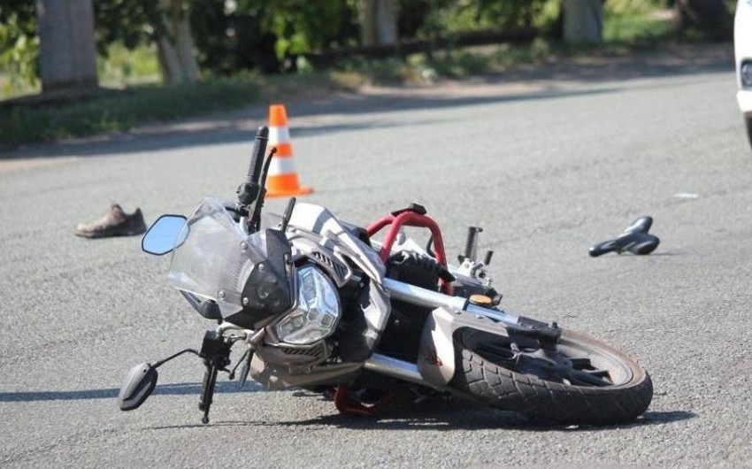 Qaxda motosiklet qəzaya uğrayıb, sürücü ölüb