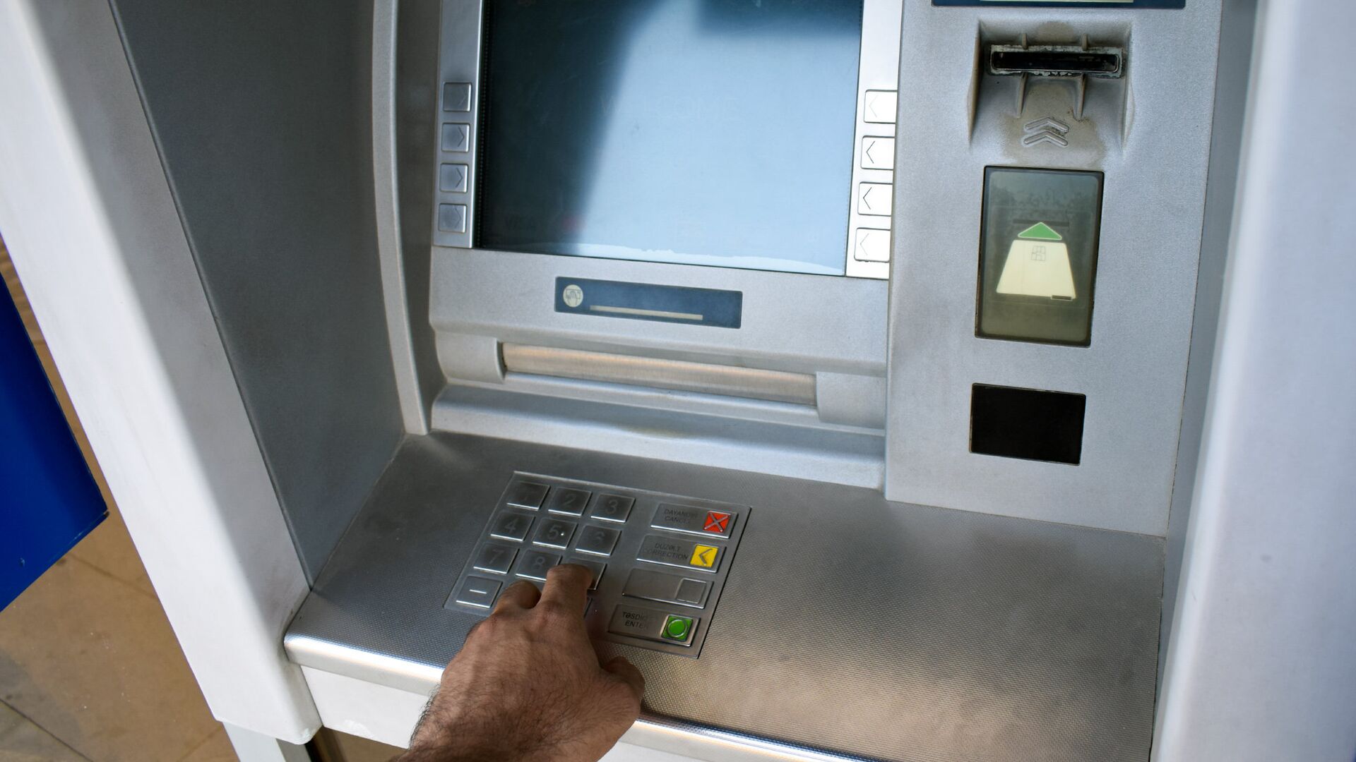 Bank kartından oğurluq edən şəxslər saxlanıldı - Aralarında 23 yaşlı qız da var