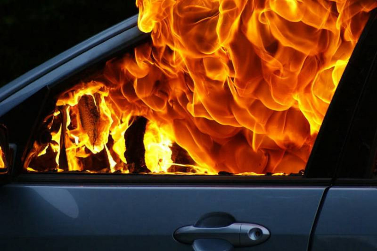 Bakıda "Toyota" markalı minik avtomobili yanıb