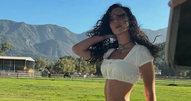 Bella Hadid fermada kamera qarşısına keçdi - FOTOLAR