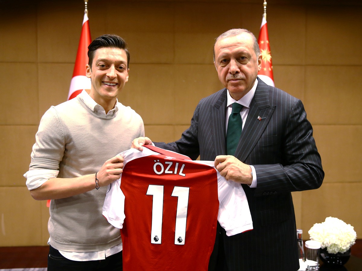 Özil siyasətə qoşuldu - Ərdoğanın partiyasına qatıldı