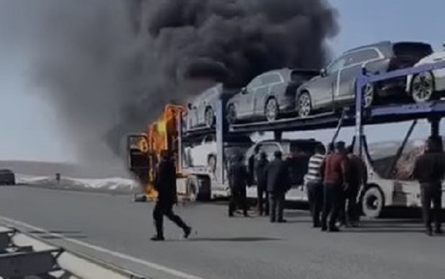 Bakıya gətirilən bahalı avtomobillər yandı - Video