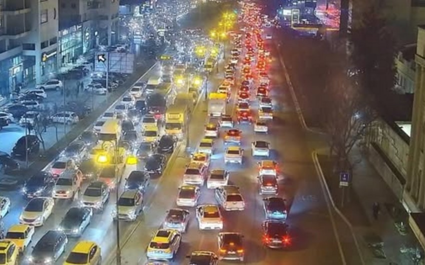 Bakının bir çox yollarında tıxac müşahidə edilir - SİYAHI