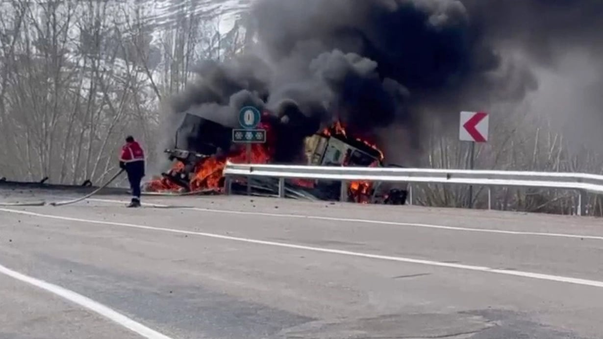 Türkiyədə yoldan çıxan yük maşını alovlandı