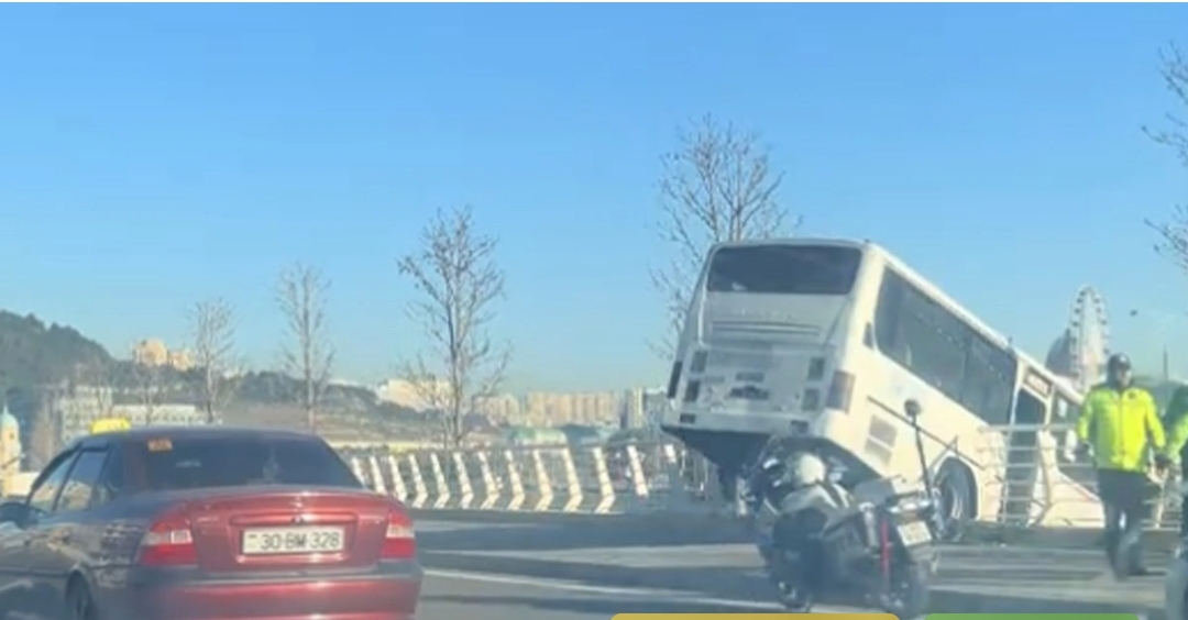 Bakıda qəribə hadisə: Sürücüsü olmayan avtobus qəza törətdi