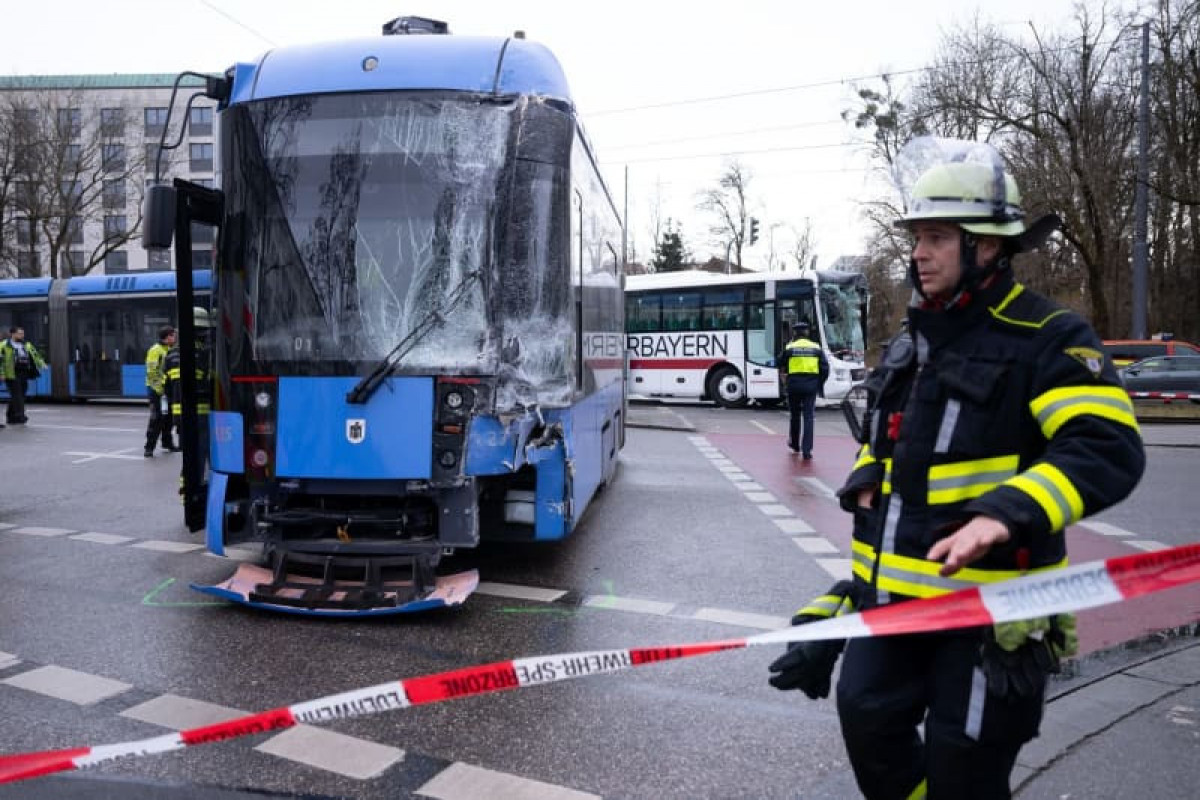 Almaniyada məktəb avtobusu tramvayla toqquşub, 12 nəfər xəsarət alıb