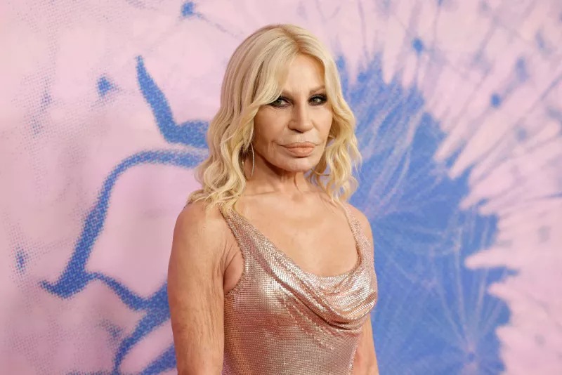 Donatella "Versace"dəki vəzifəsindən getdi
