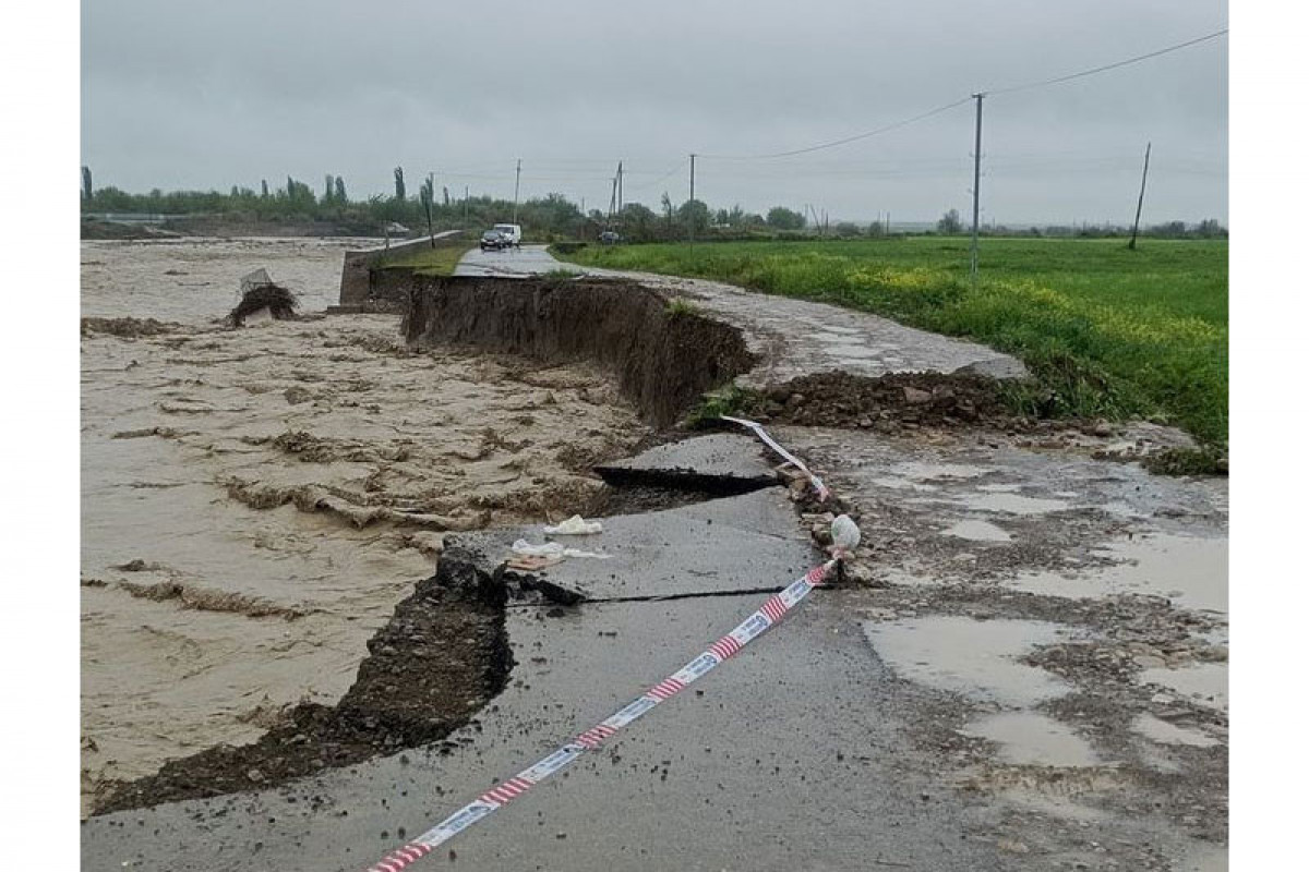 Sel suları Ağsuda yolu yararsız hala saldı
