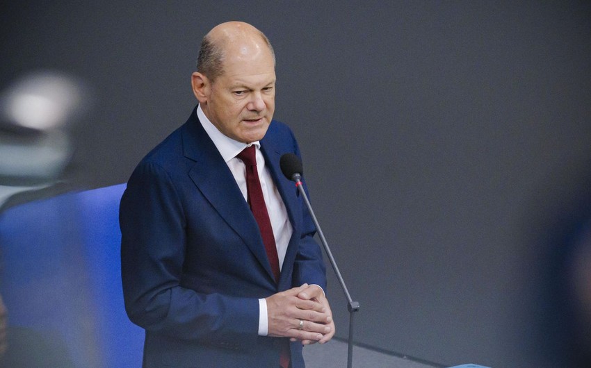 Şolts "Almaniya üçün Alternativ" partiyasını qadağan etməyə tələsməməyə çağırıb