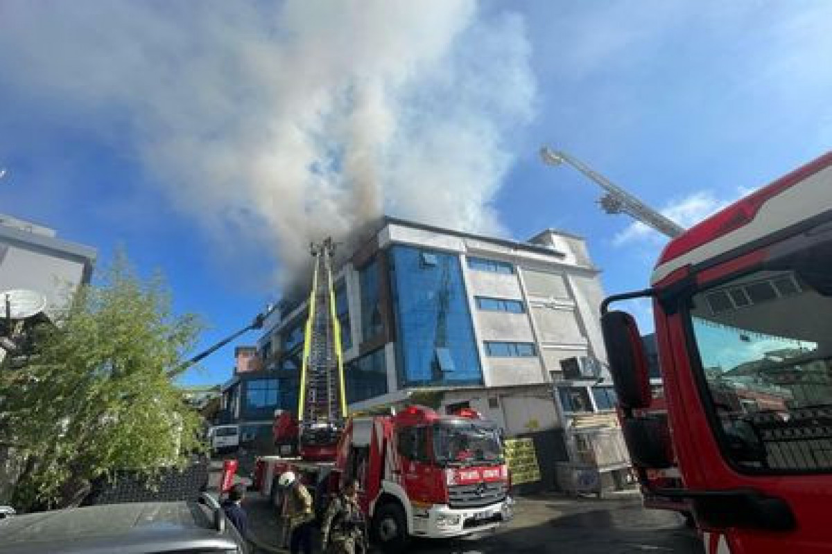 İstanbulda fabrikdə yanğın başlayıb