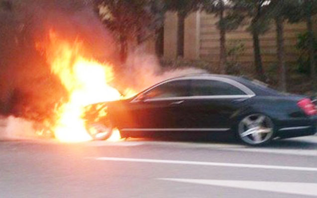 Abşeronda "Mercedes" yandı