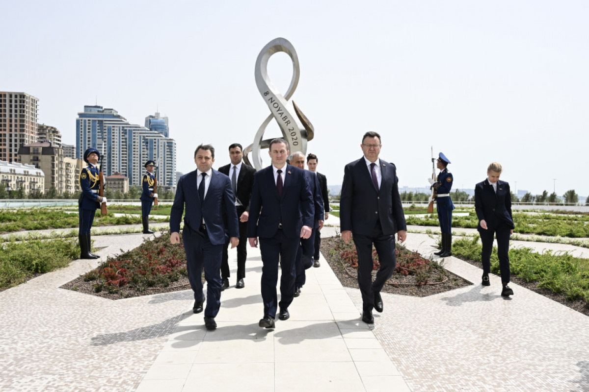 Aleksandr Turçin Zəfər parkını ziyarət edib - FOTOLAR