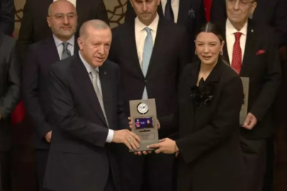 Ərdoğan "İlin jurnalisti" adını alan Fulyaya mükafatını təqdim edib