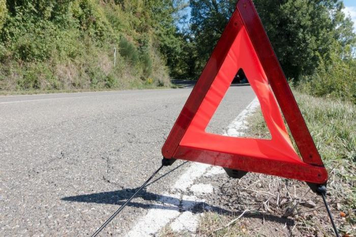 Qazaxda minik avtomobili daşa çırpılıb, 4 nəfər xəsarət alıb