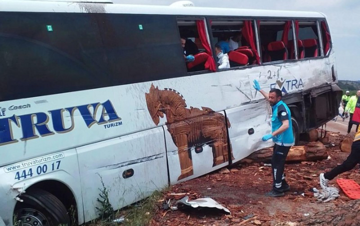 Türkiyədə turistləri daşıyan avtobus qəzaya uğrayıb, 8 nəfər ölüb, 20-si yaralanıb