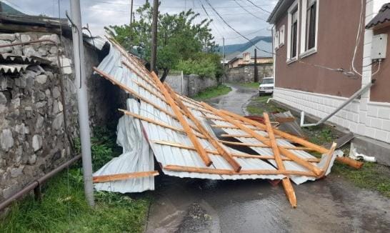 Qaxda külək evi bu hala saldı - Fotolar