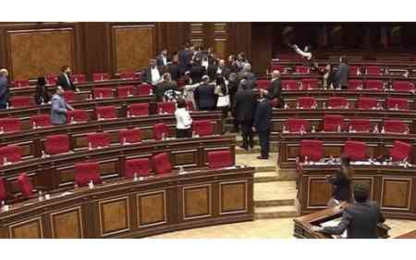 Ermənistan parlamentində vitse-spiker və deputat arasında dava