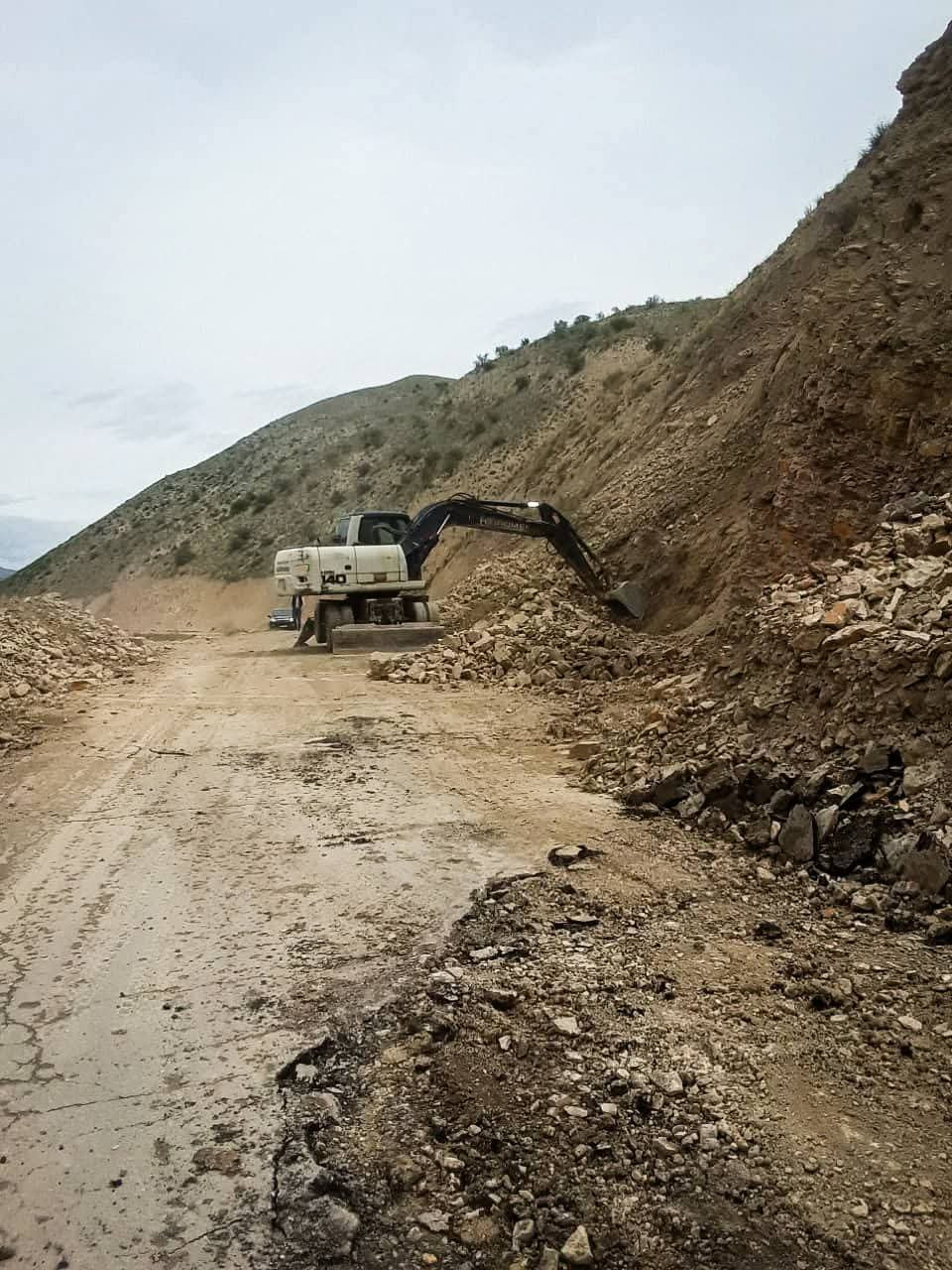 Naxçıvanda avtomobil yoluna düşən qaya parçaları hərəkəti məhdudlaşdırıb