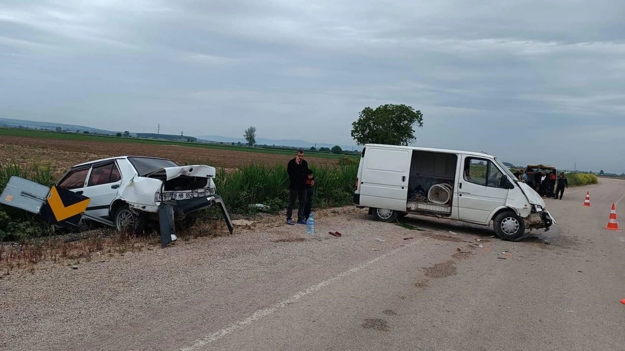 Avtobus park edilmiş avtomobilə çırpıldı, yaralılar var