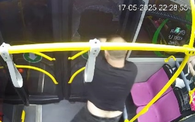 Baıda sərxoş sərnişin avtobusun şüşəsini sındırdı - VİDEO