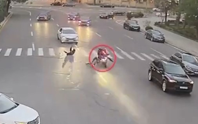 Bakının mərkəzində motosiklet piyadaları belə vurdu - Video