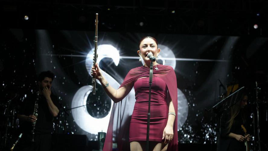 Mosso zəlzələdən əziyyət çəkənlərə pulsuz konsert verdi