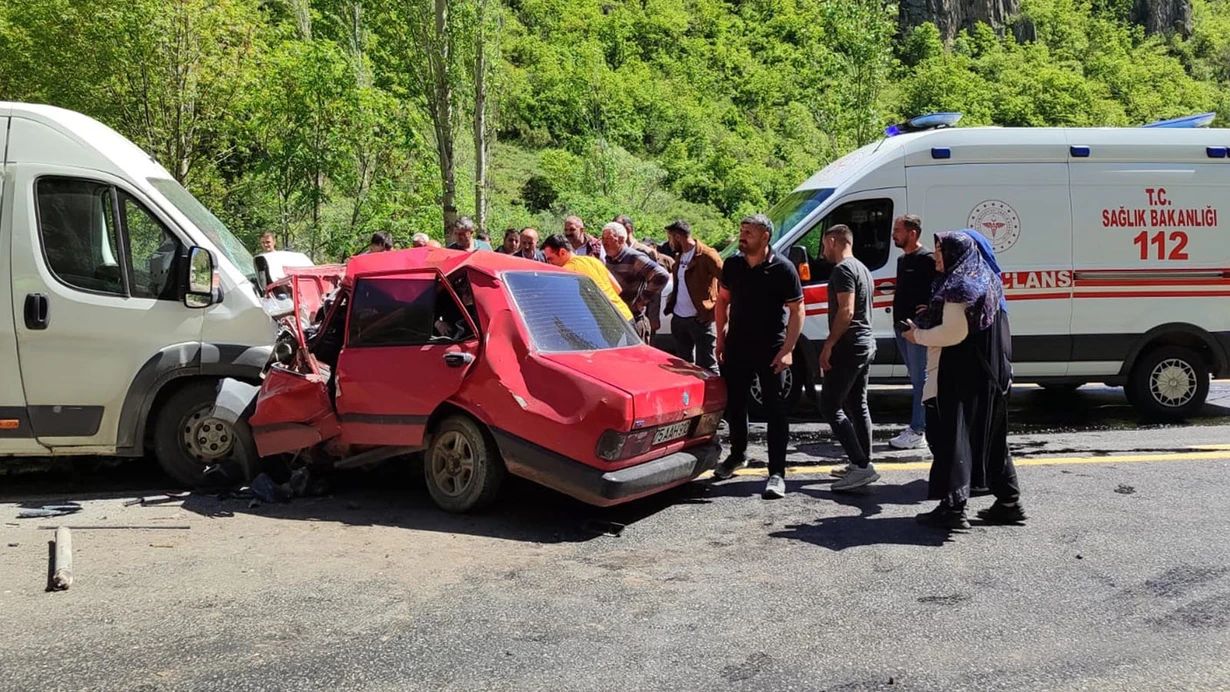 Türkiyədə mikroavtobus avtomobillə toqquşdu