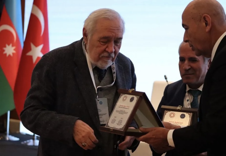 İlbər Ortaylı Qərbi Azərbaycana qayıdış konfransından yazdı: "Tənzilə Rüstəmxanlının çıxışı hamımızı duyğulandırdı"