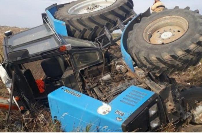 Yevlaxda batan avtomobili çəkən traktor aşıb, ölən və yaralanan var