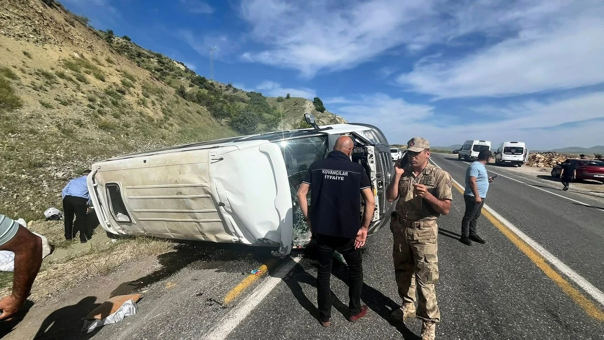 Türkiyədə mikroavtobus aşdı: Yaralananlar var
